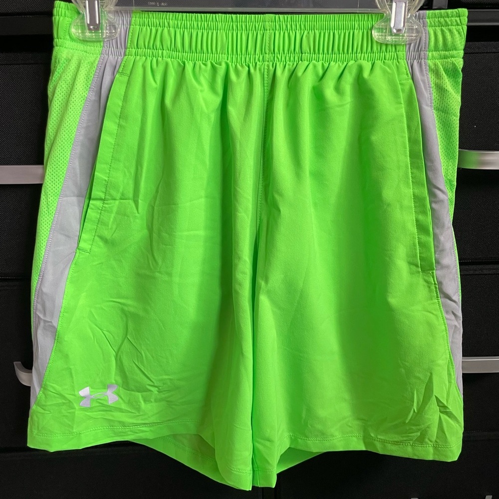 Men’s Size Medium Under Armor NWOT Neon 7 Inch Green Shorts.
